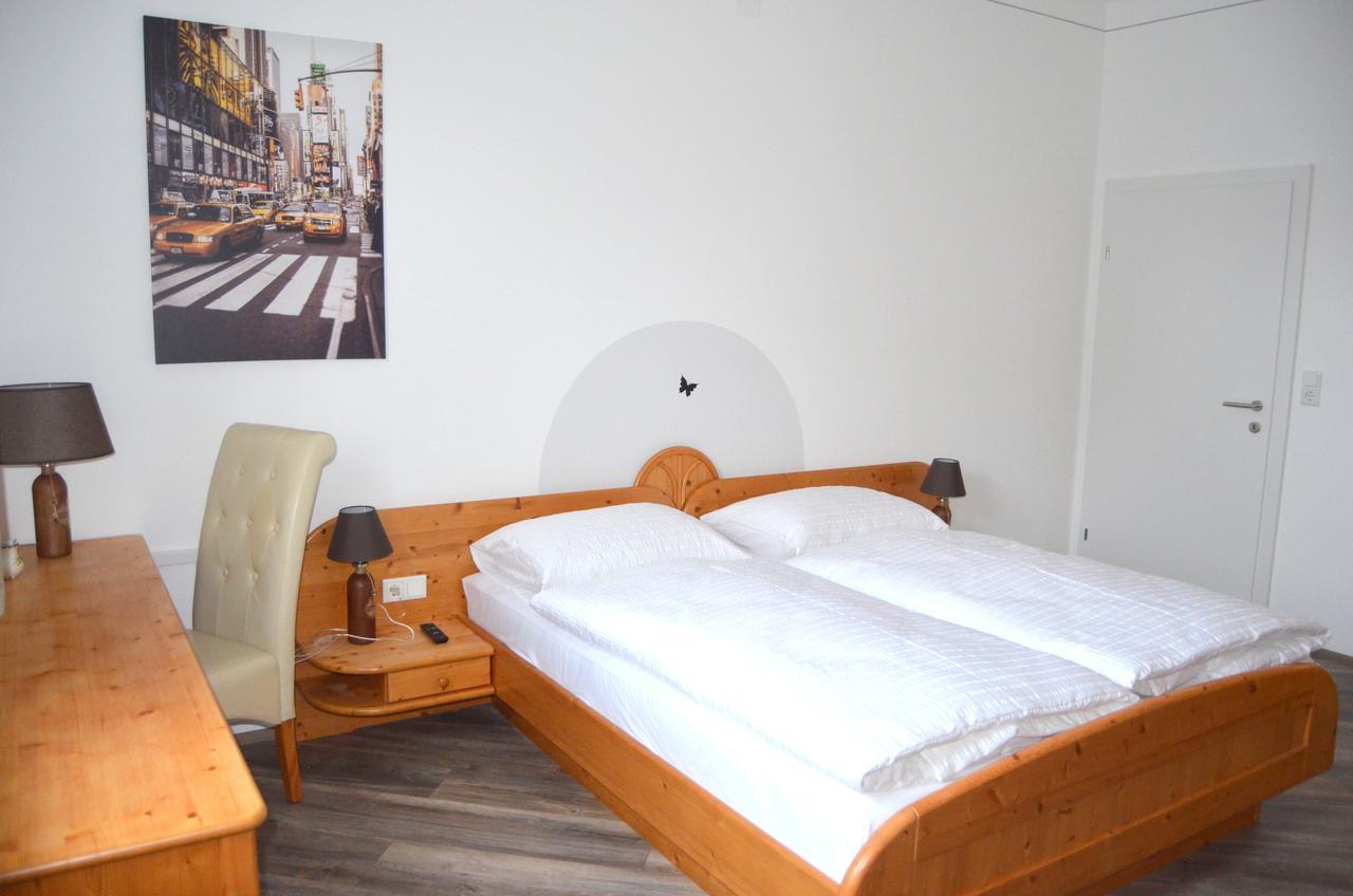 Pension Zum Strell Hollabrunn Exterior photo