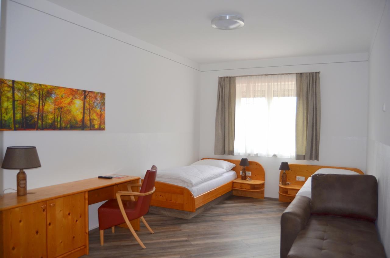 Pension Zum Strell Hollabrunn Exterior photo