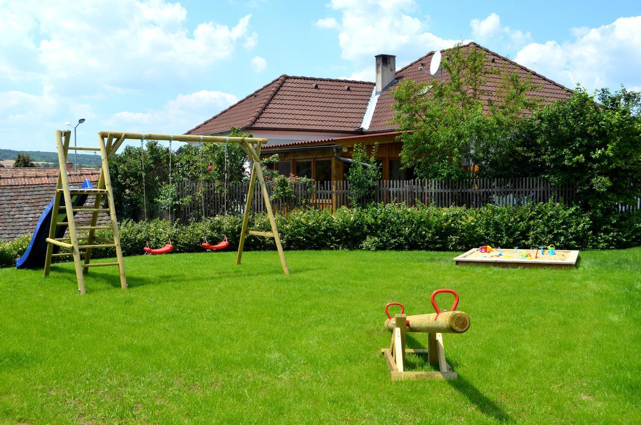 Pension Zum Strell Hollabrunn Exterior photo
